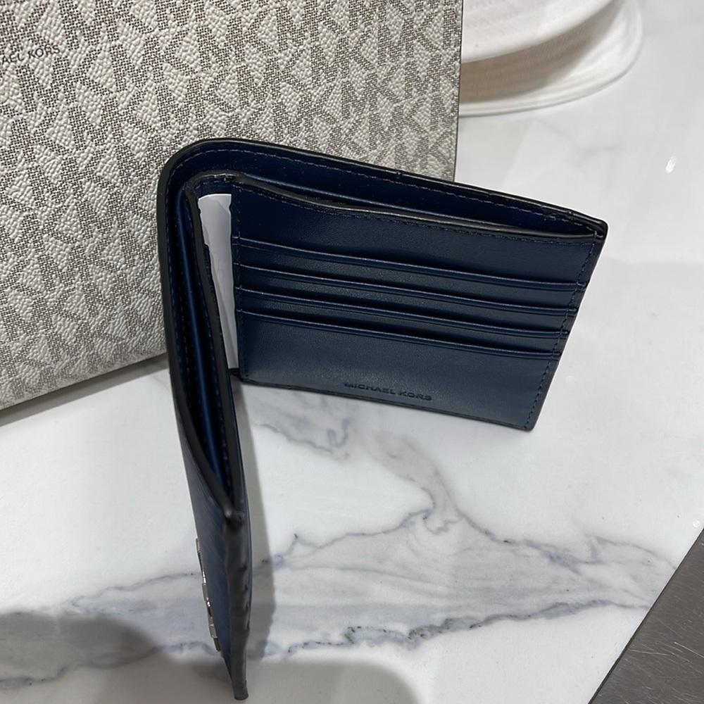 Michael Kors Cooper Billfold Wallet
Navy 
NWT - Picture 10 of 16
